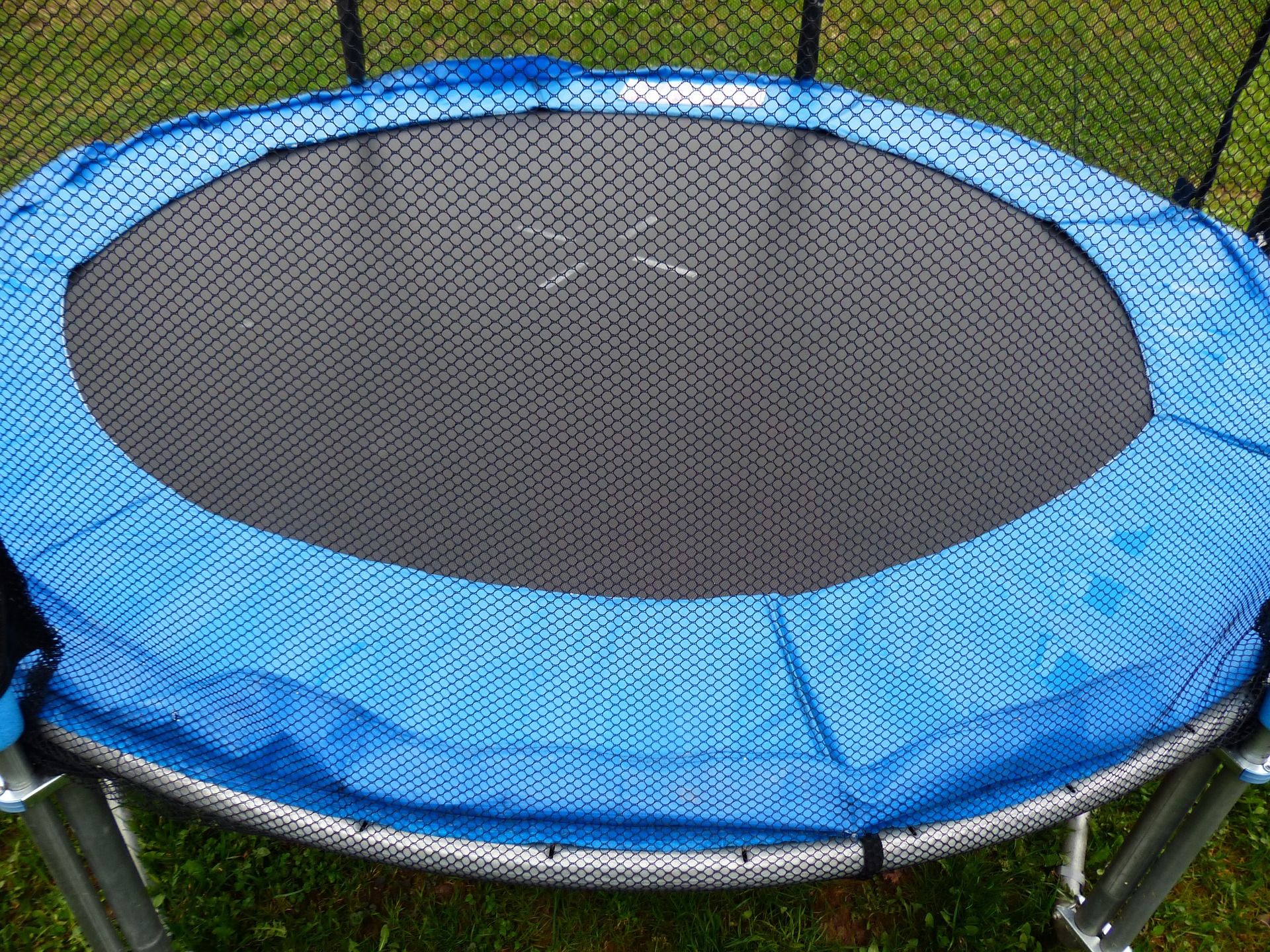 trampolina-w-ogrodzie-spraw-rado-dzieciom-i-doros-ym-czar-dekoracji