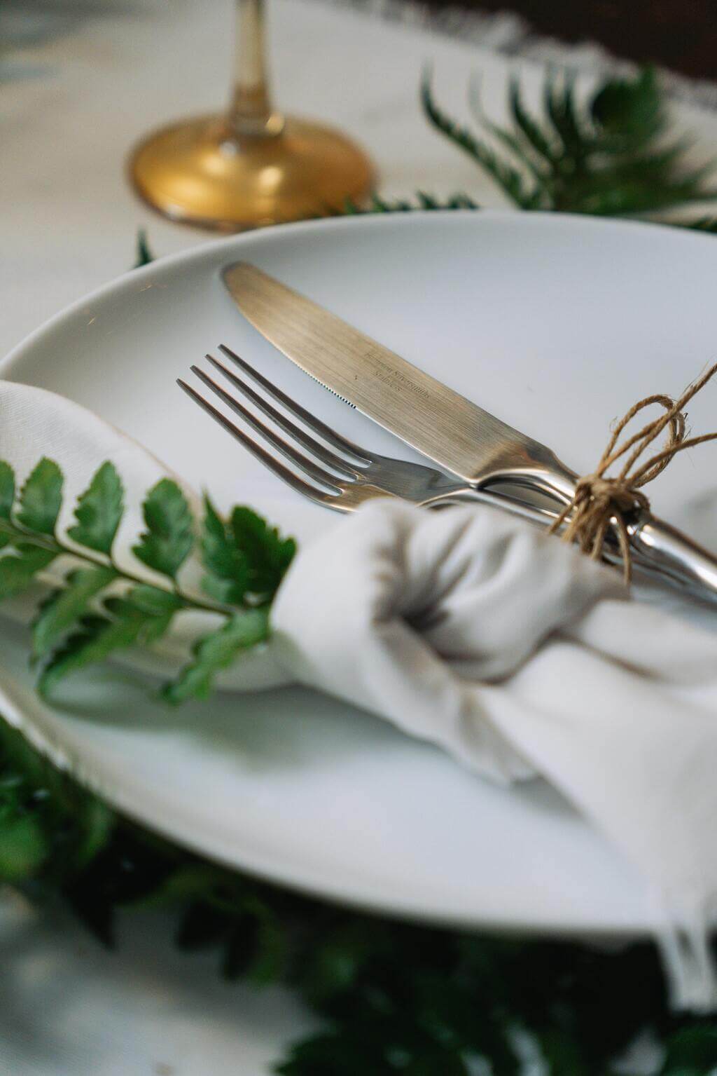 Jak układamy sztućce na stole: Elegancko nakryty stół, gotowy do przyjęcia gości.