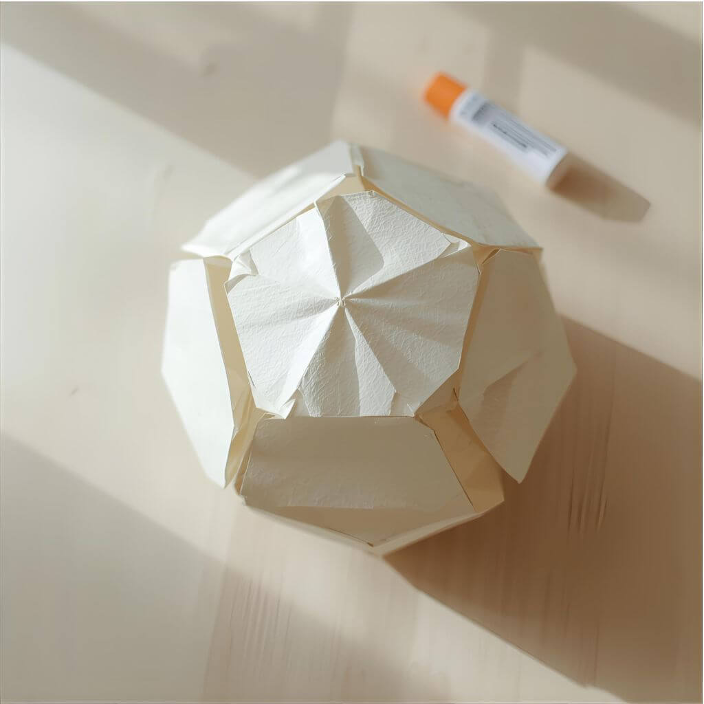 Gotowa, geometryczna bombka z papieru kraftowego